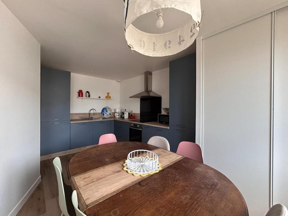 Kitchen or kitchenette, Dining area