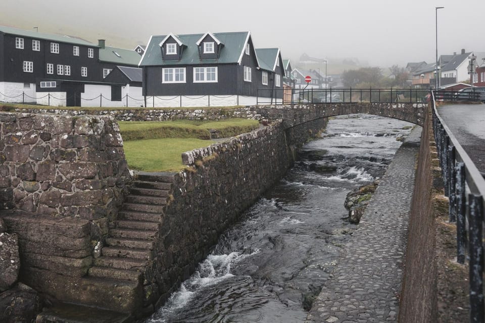 Property building, Neighbourhood, Natural landscape, Landmark view, River view, Street view