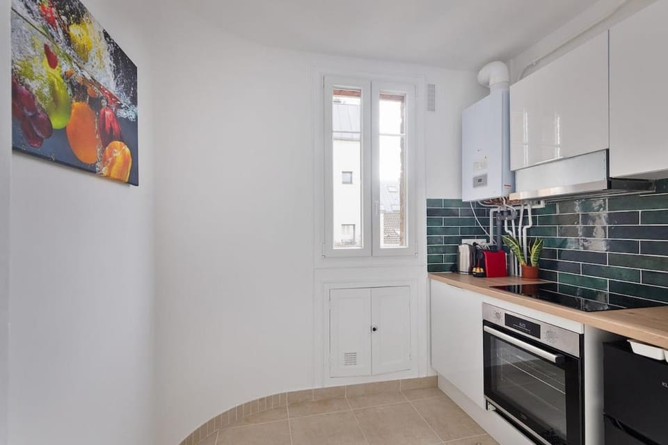 Elegant 3-room apartment near Foch Hospital & La Défense Paris Apartment in Suresnes