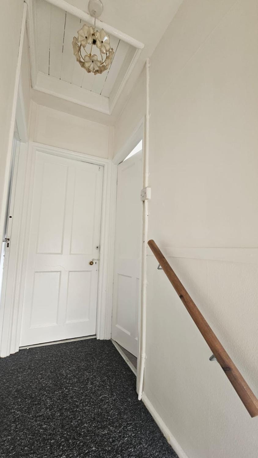 Cozy house near to city Airport 204 Porters Avenue, Dagenham Bed and Breakfast in Barking