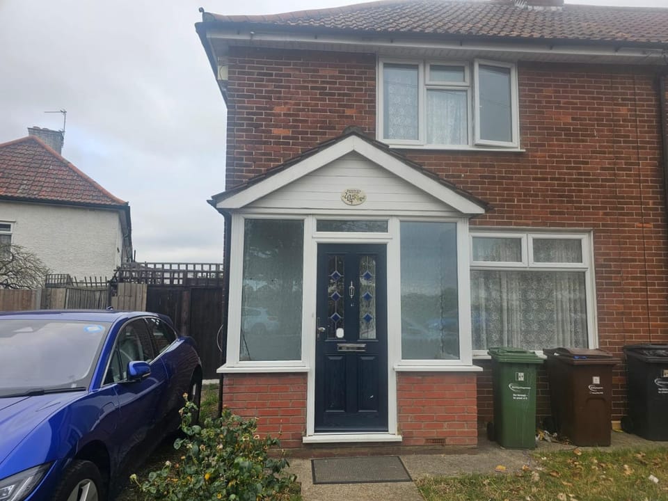 Cozy house near to city Airport 204 Porters Avenue, Dagenham Bed and Breakfast in Barking