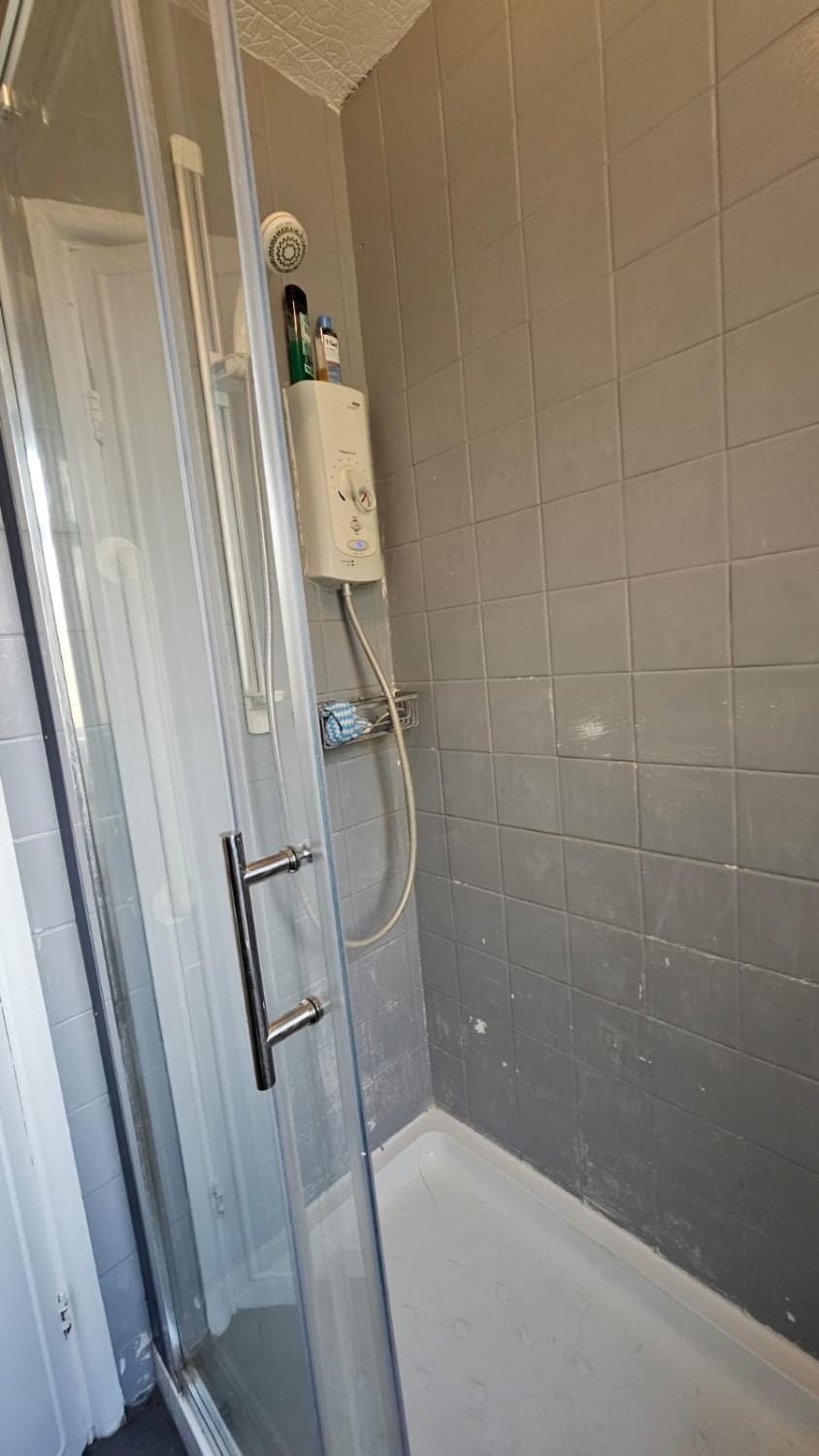 Cozy house near to city Airport 204 Porters Avenue, Dagenham Bed and Breakfast in Barking