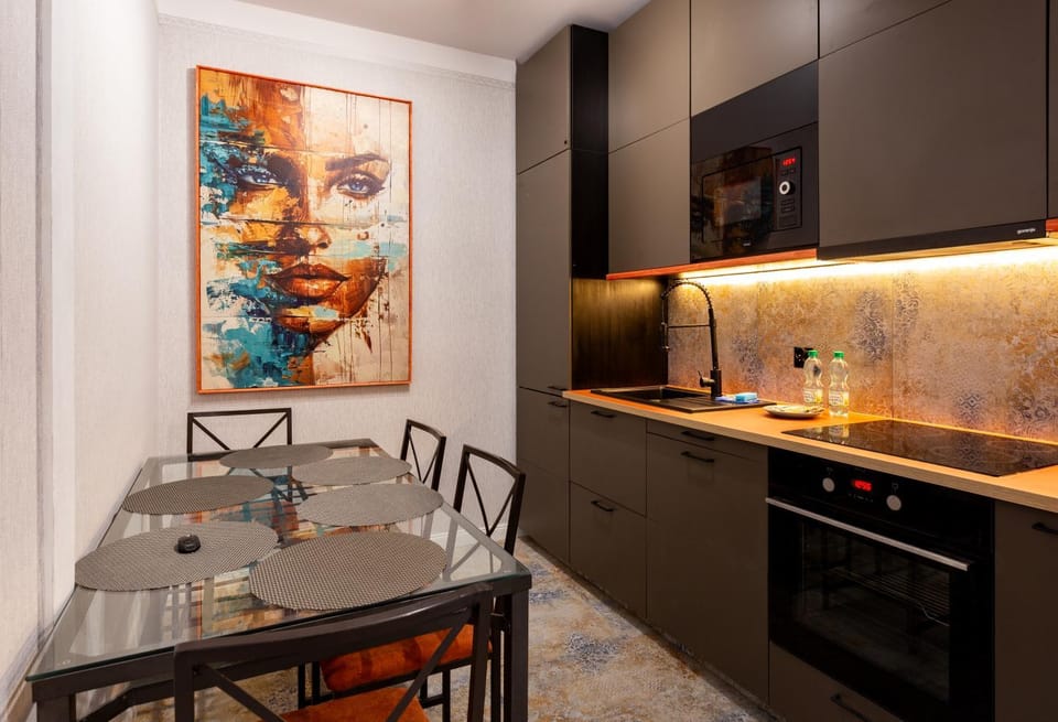 Kitchen or kitchenette, microwave, oven, stove