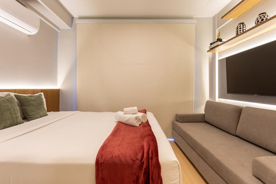 Bed, TV and multimedia, Photo of the whole room, Bedroom