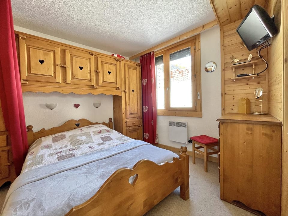 Bed, TV and multimedia, Photo of the whole room, Bedroom, wardrobe