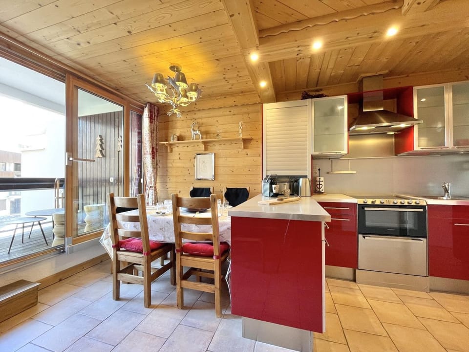 Kitchen or kitchenette, Seating area, dishwasher, oven, stove, toaster
