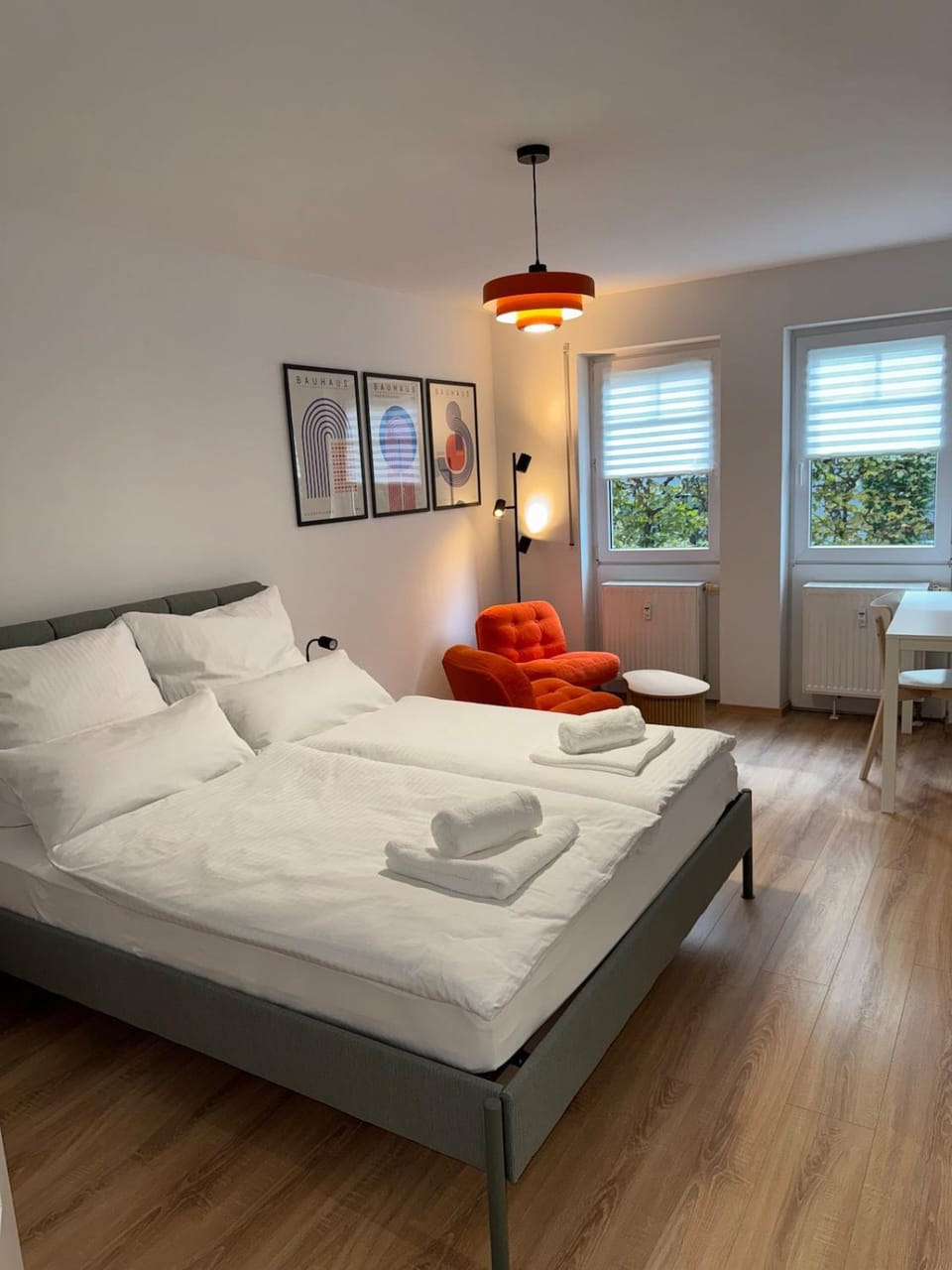 Bed, Living room, Photo of the whole room, towels