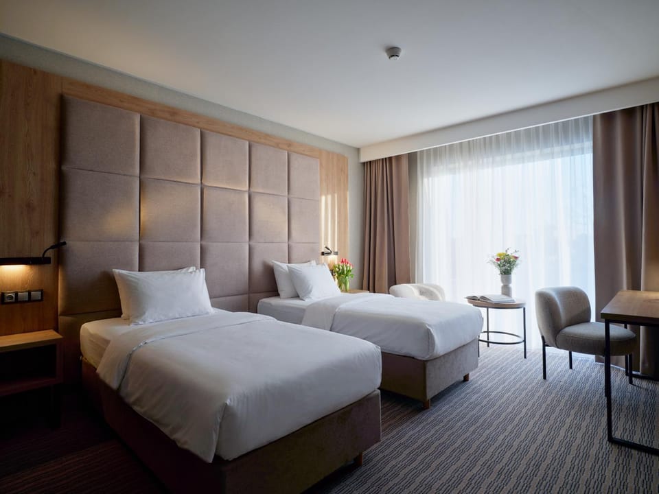 Shower, Bed, Coffee/tea facilities, Photo of the whole room, Bedroom, City view, air conditioner