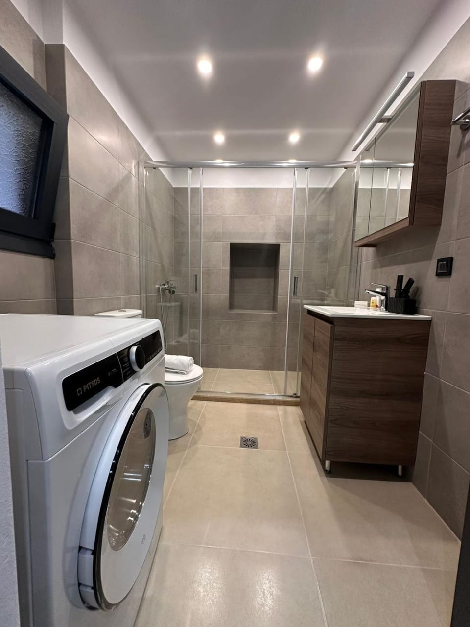 Bathroom, washing machine