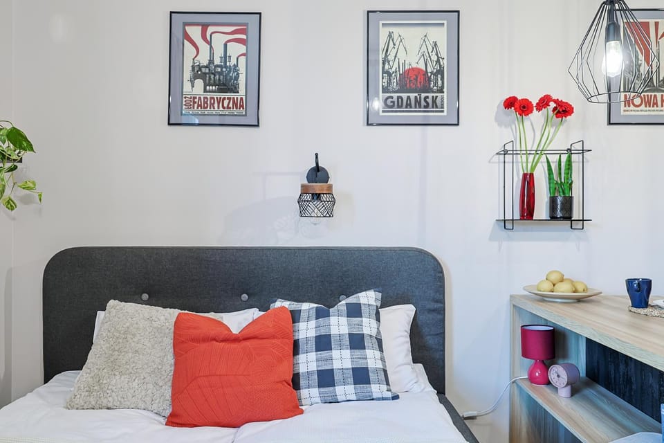 Bed, Photo of the whole room, Seating area, Bedroom