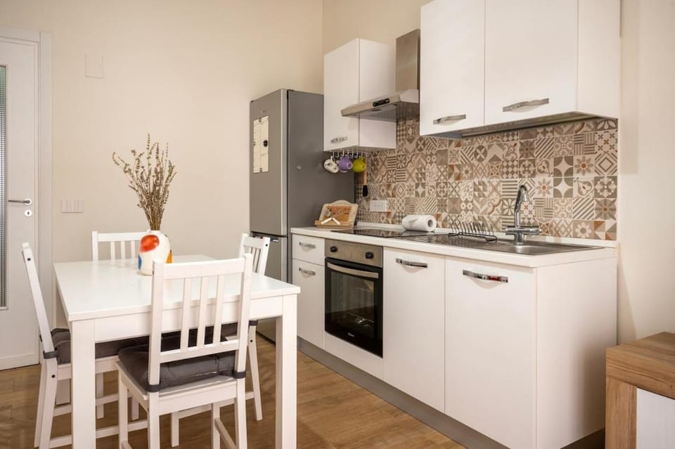 Kitchen or kitchenette, Dining area, oven, stove