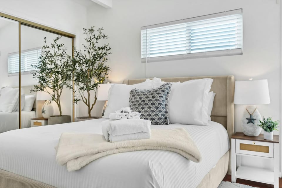 Newly Furnished 2BR 2BA in Ocean Beach - Patio - AC House in Ocean Beach