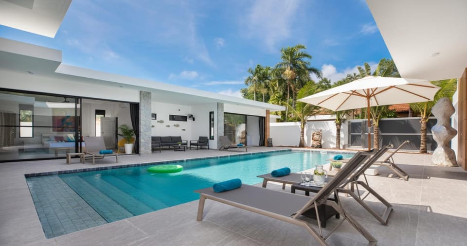 Balcony/Terrace, Pool view, Swimming pool, sunbed