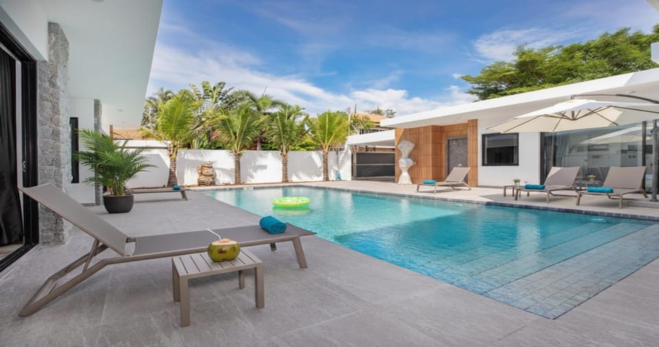 Balcony/Terrace, Pool view, Swimming pool, sunbed