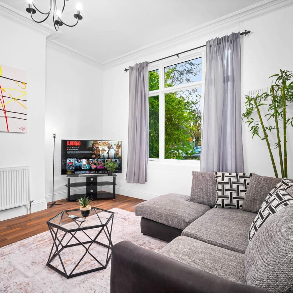 Property building, TV and multimedia, Living room, Seating area
