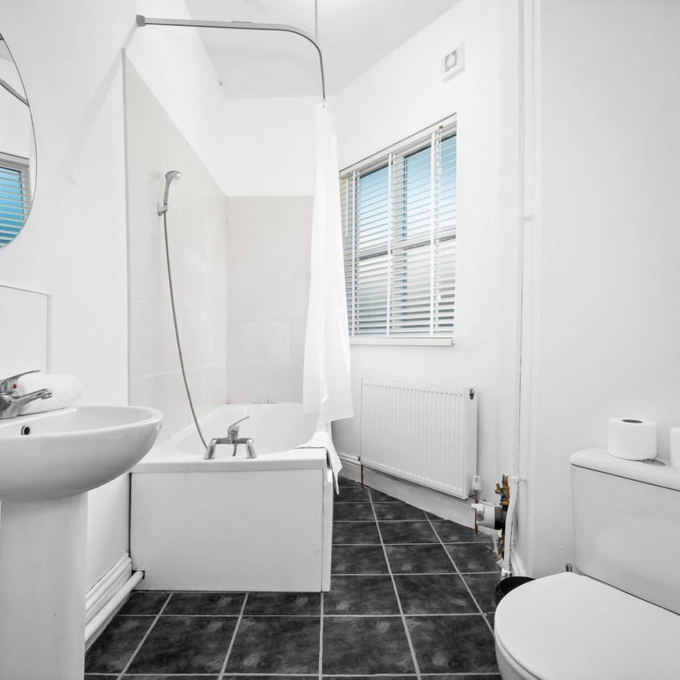 Shower, Toilet, Bathroom, Bath