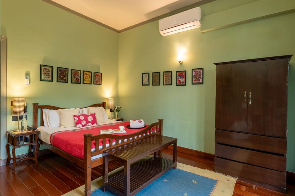 Photo of the whole room, Bedroom, wardrobe, air conditioner