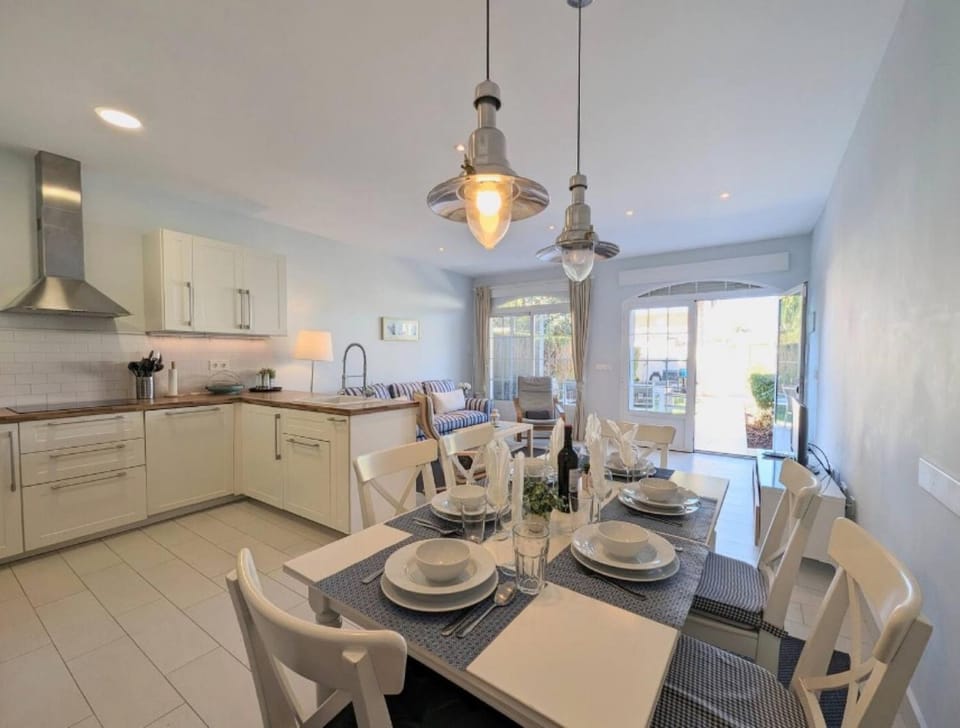 Property building, Kitchen or kitchenette, Living room
