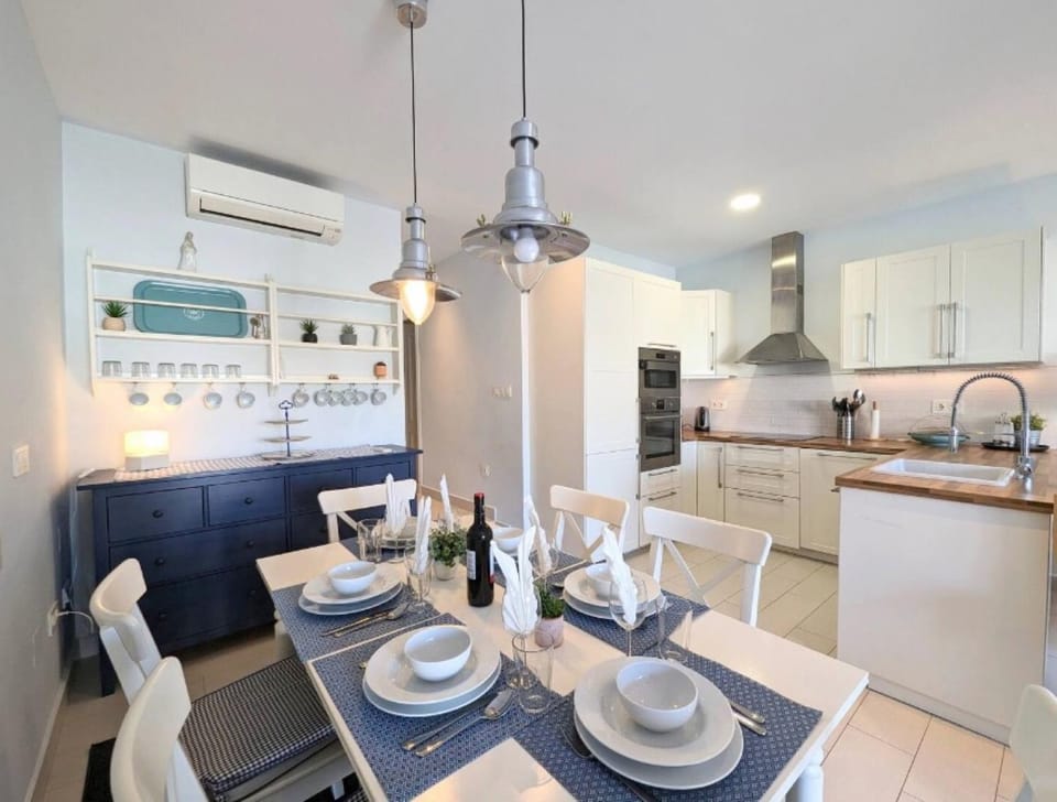 Property building, Kitchen or kitchenette, Living room