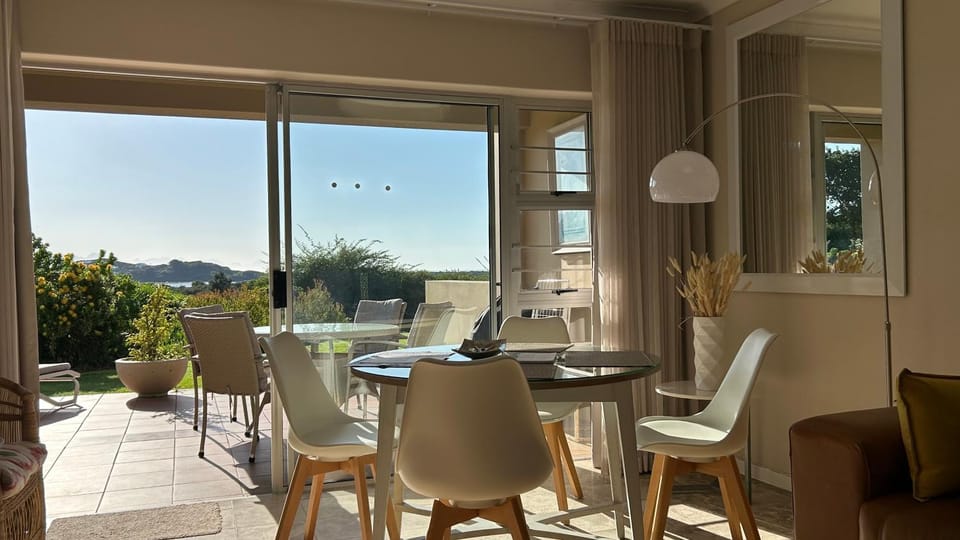 Patio, Day, Dining area