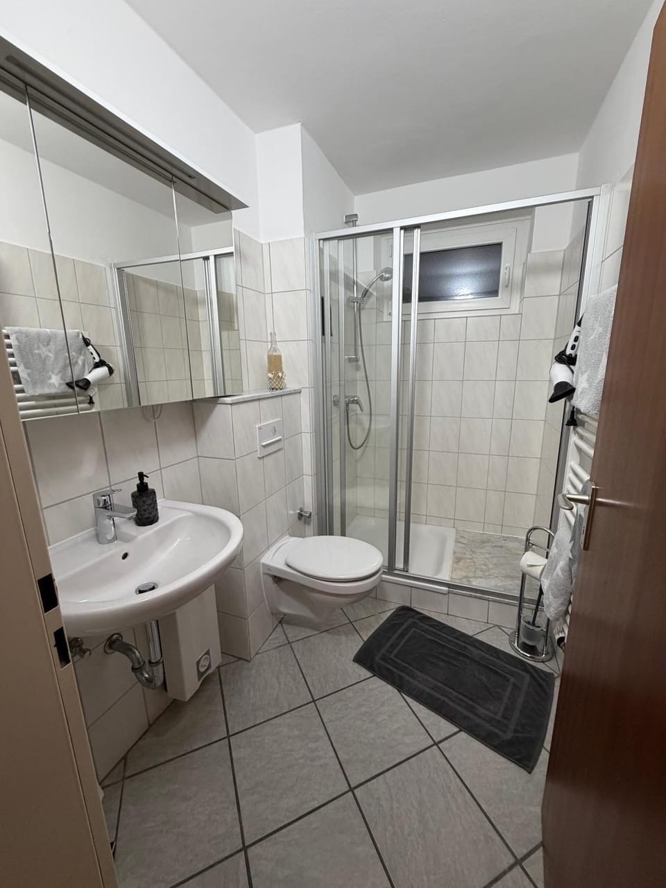 Shower, Toilet, Bathroom, towels