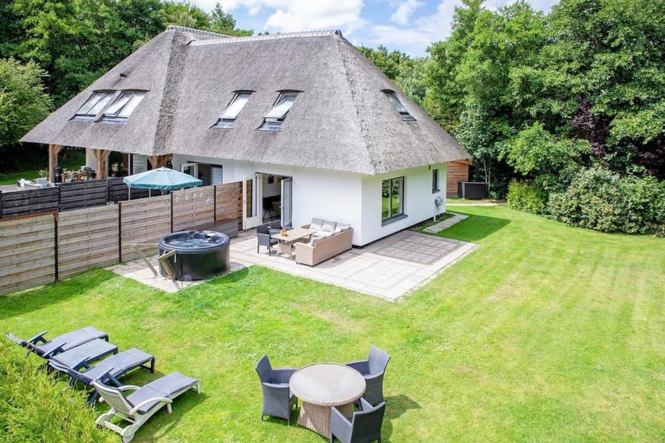 Property building, Garden, Spa and wellness centre/facilities, Garden view, sunbed