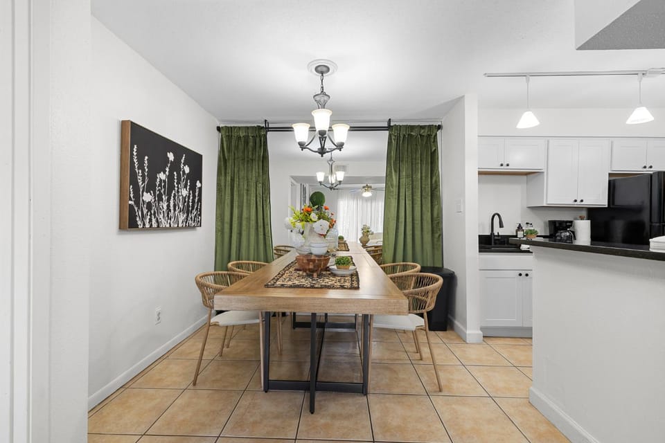 Sophisticated 2BR 2BA by TAMU, King Bed, Washer & Dryer, Smart TV Apartment in College Station