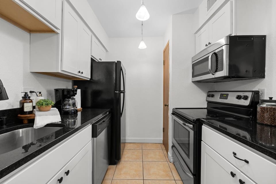 Sophisticated 2BR 2BA by TAMU, King Bed, Washer & Dryer, Smart TV Apartment in College Station