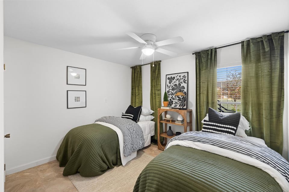 Sophisticated 2BR 2BA by TAMU, King Bed, Washer & Dryer, Smart TV Apartment in College Station