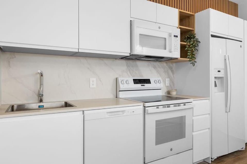 NEW 2BR Condo Pool, Gym, & Steps from Palm Beach Apartment in Noord
