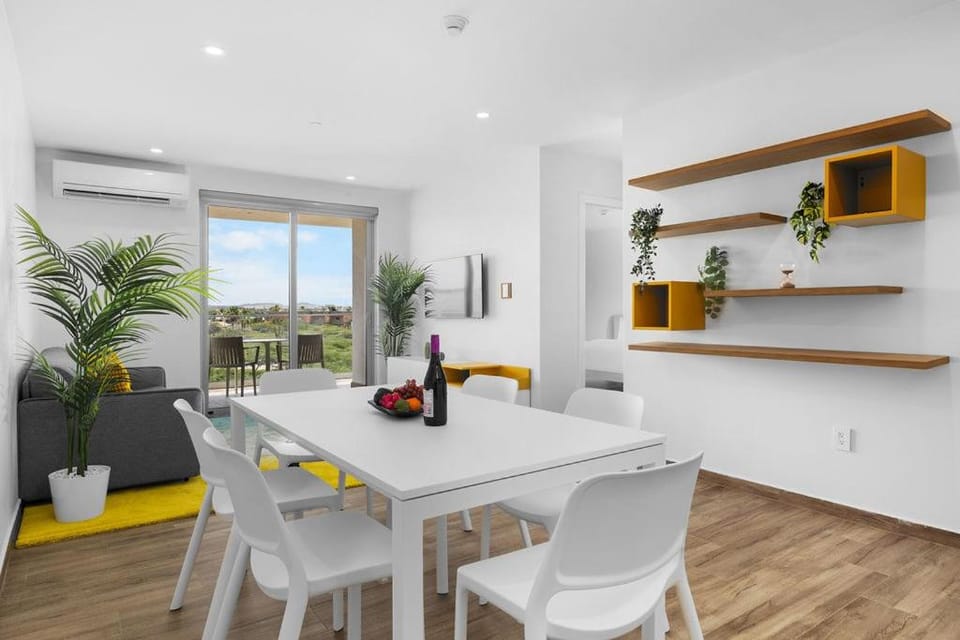 NEW 2BR Condo Pool, Gym, & Steps from Palm Beach Apartment in Noord
