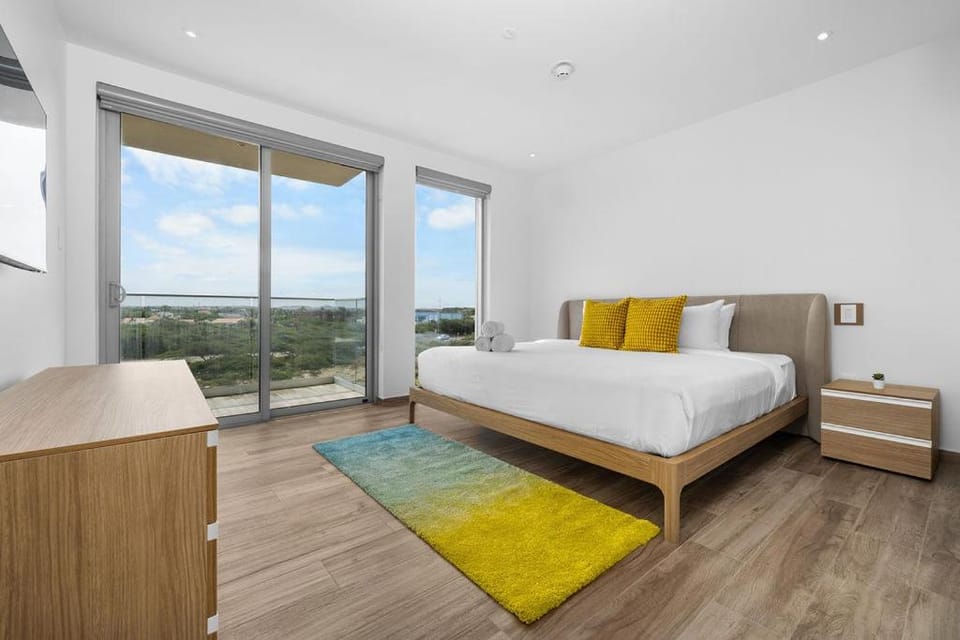 NEW 2BR Condo Pool, Gym, & Steps from Palm Beach Apartment in Noord