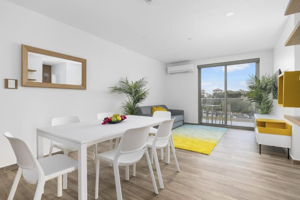 Relaxing 2BR2BA Condo w/ Gym, Pool in Palm Beach! Apartment in Noord
