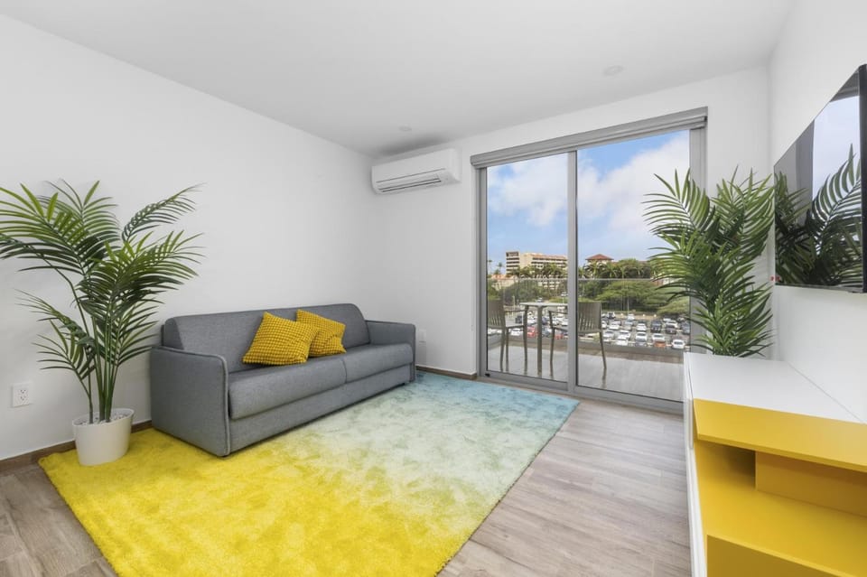 Relaxing 2BR2BA Condo w/ Gym, Pool in Palm Beach! Apartment in Noord