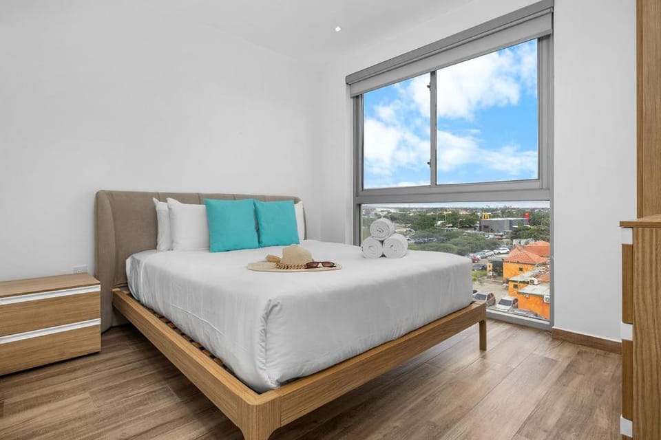 2BR2BA Condo w/ Pool & Gym – Walk to Palm Beach! Apartment in Noord