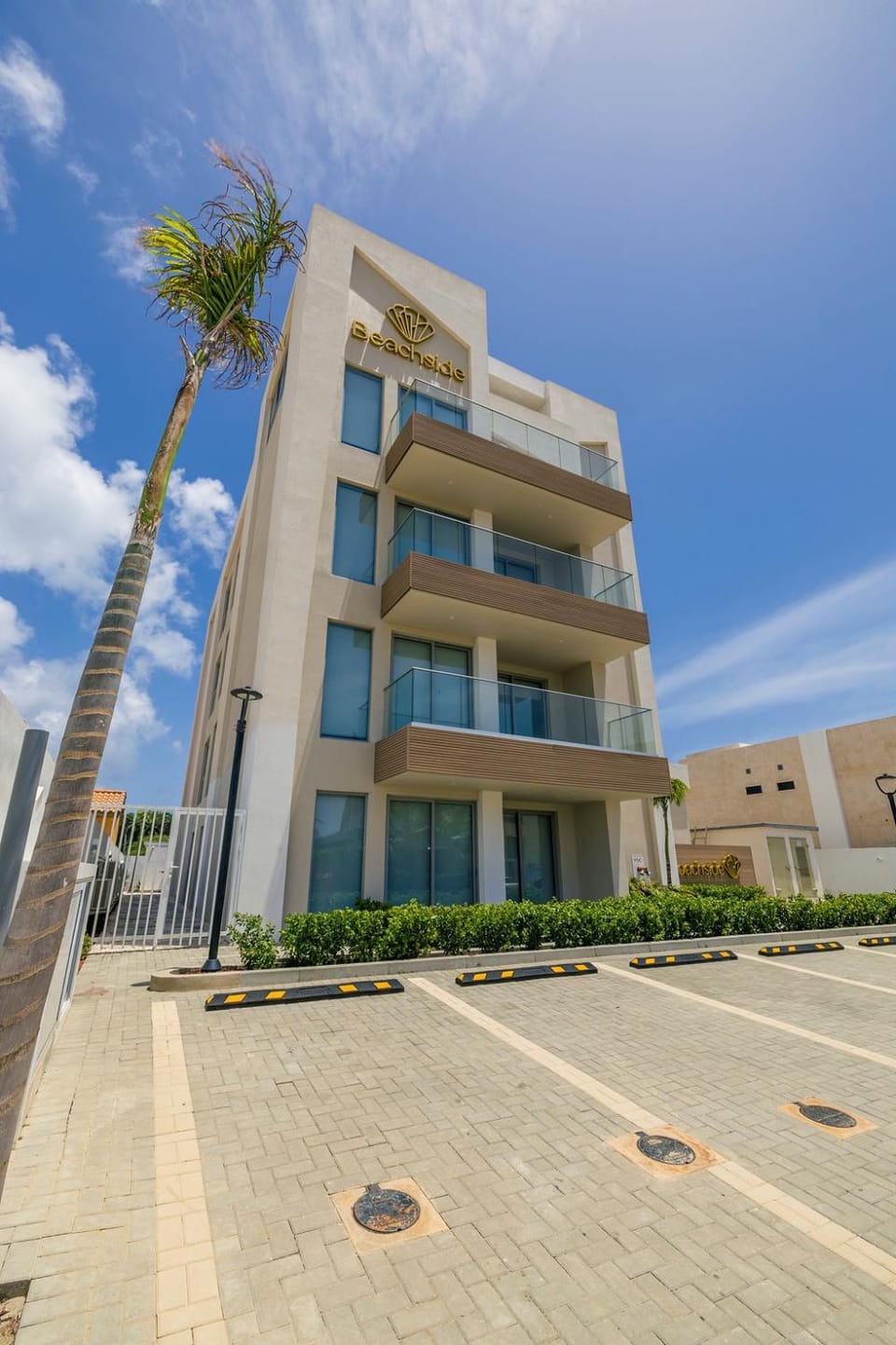 2BR2BA Condo w/ Pool & Gym – Walk to Palm Beach! Apartment in Noord