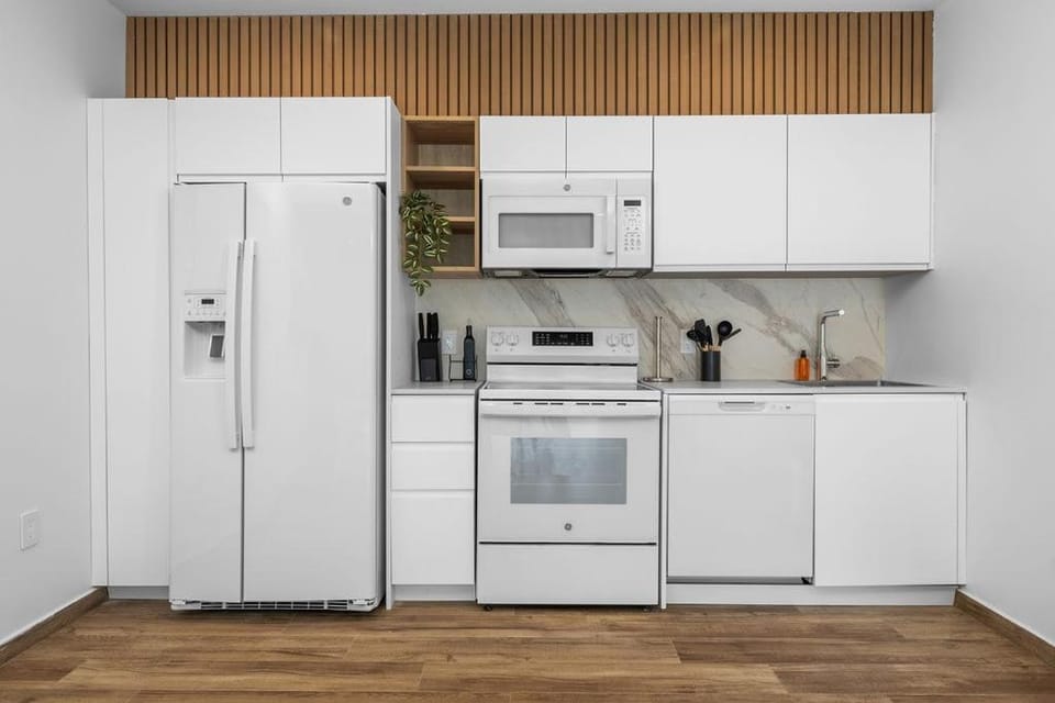 2BR2BA Condo w/ Pool & Gym – Walk to Palm Beach! Apartment in Noord