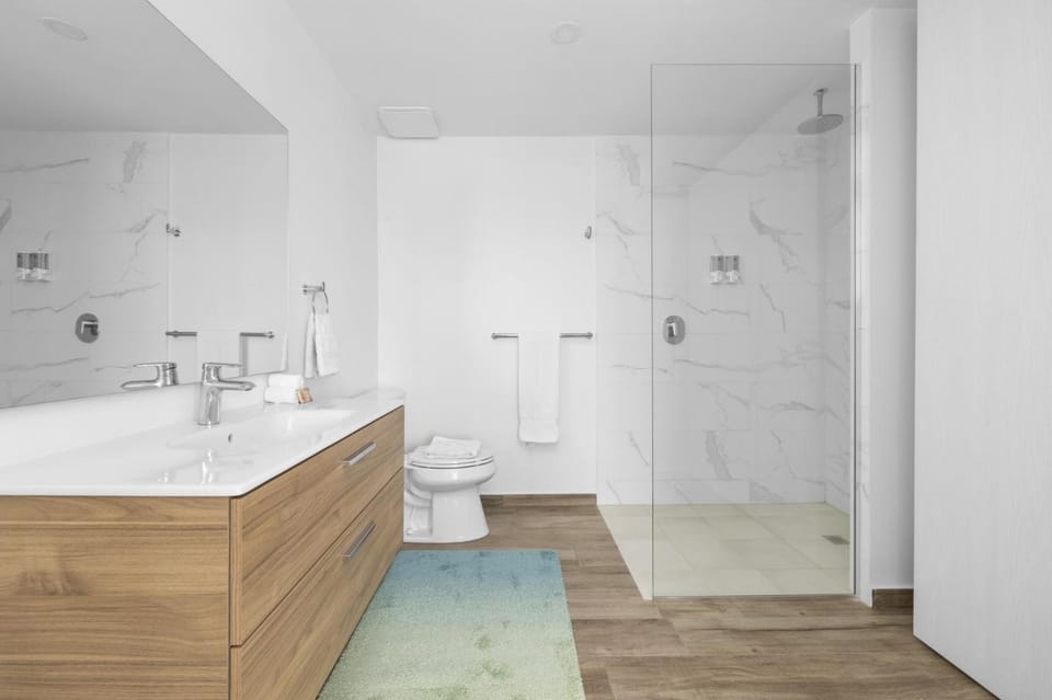Modern 2BA2BR Condo Pool + Gym Near Palm Beach Apartment in Noord