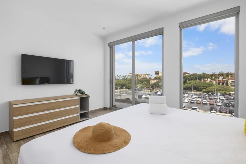 Modern 2BA2BR Condo Pool + Gym Near Palm Beach Apartment in Noord