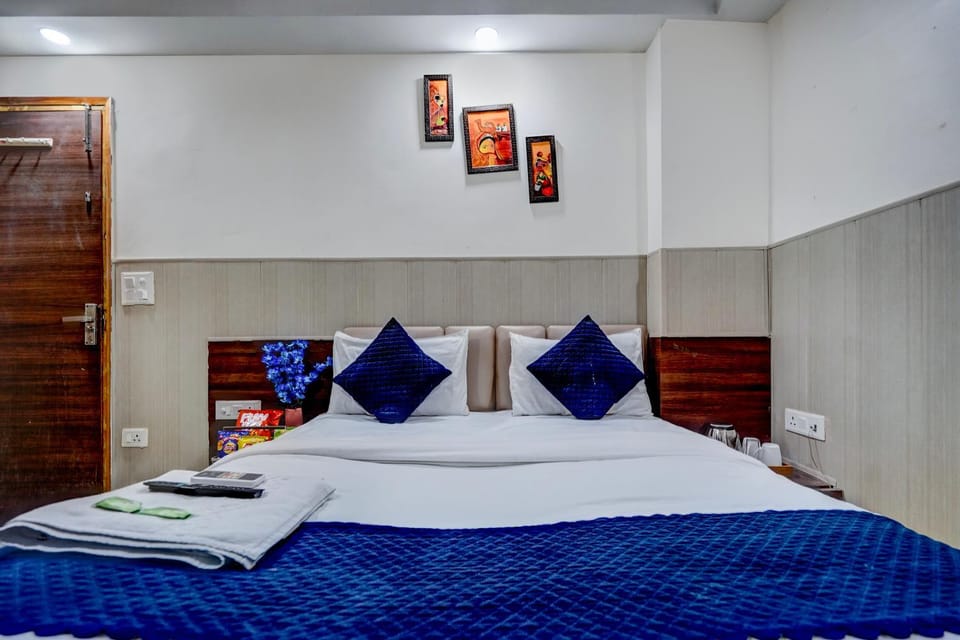 Bed, Photo of the whole room, towels