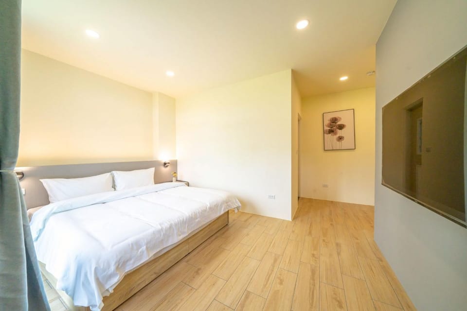 Bed, TV and multimedia, Bedroom