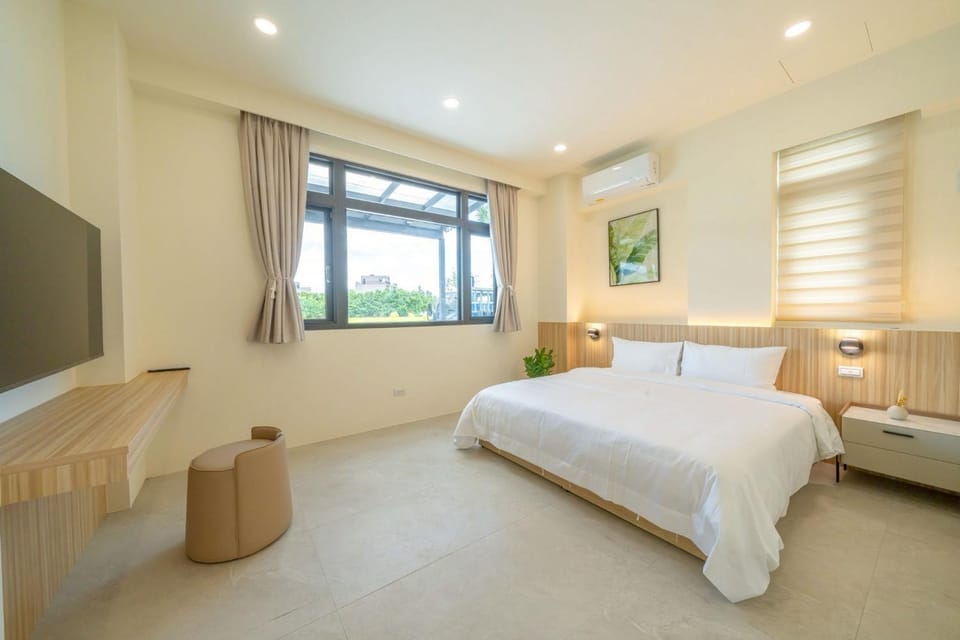 Bed, TV and multimedia, Photo of the whole room, Bedroom