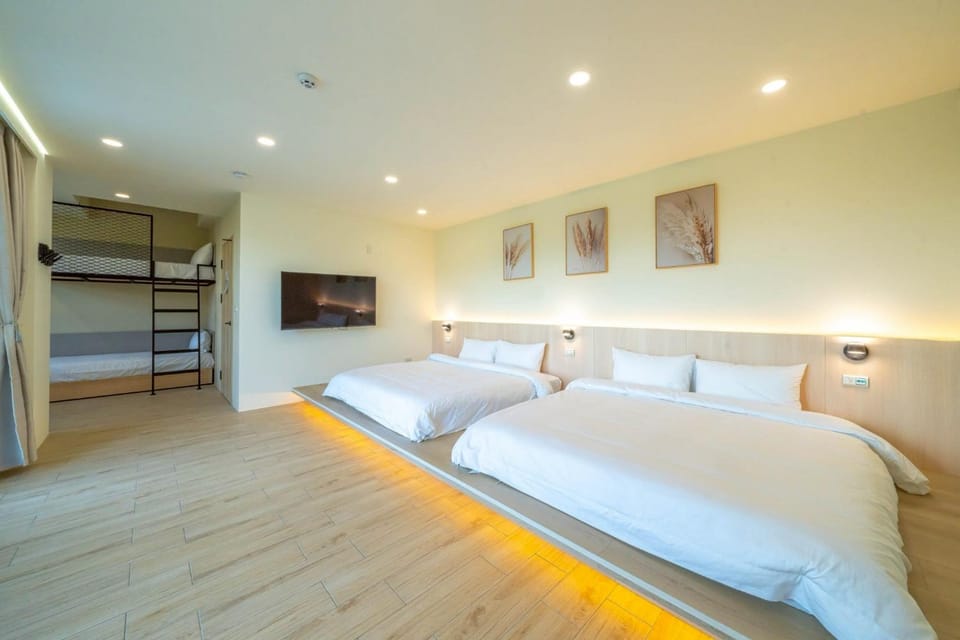 Bed, TV and multimedia, Bedroom