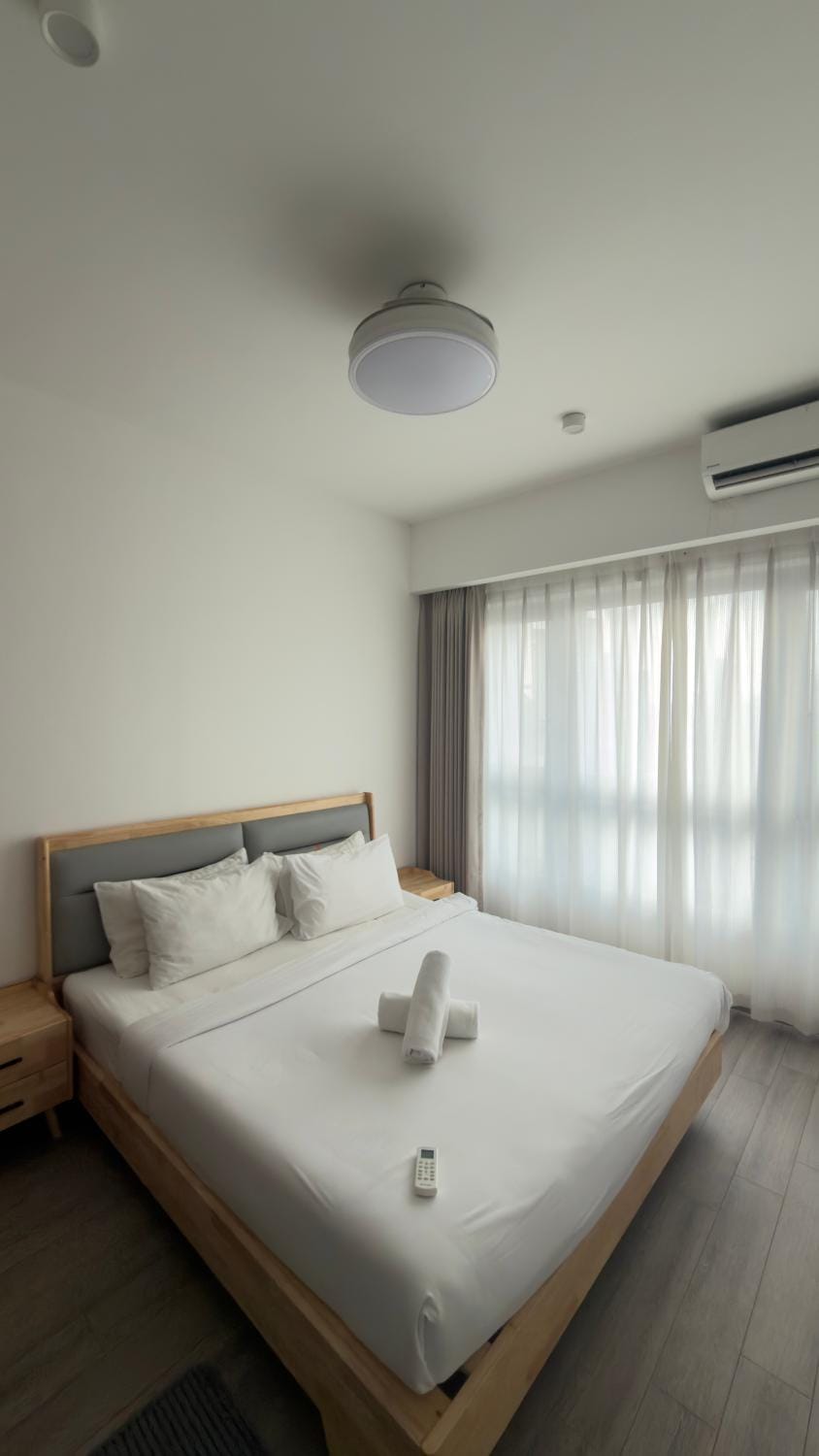 Photo of the whole room, Bedroom, towels