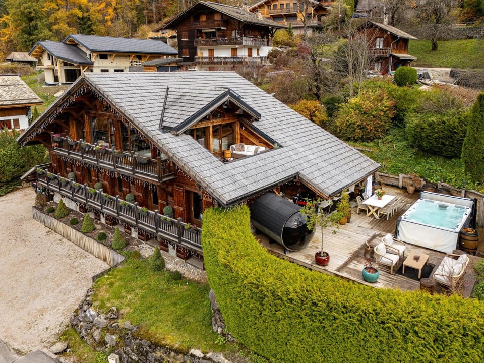Property building, Spring, Off site, Day, Natural landscape, Garden, Hot Tub, sunbed