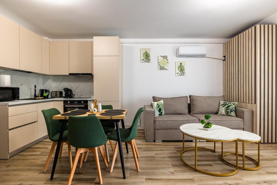 Coffee/tea facilities, Kitchen or kitchenette, Living room, Seating area, Dining area, oven, stove, toaster