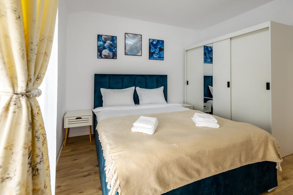 Bed, Photo of the whole room, Bedroom, towels, wardrobe