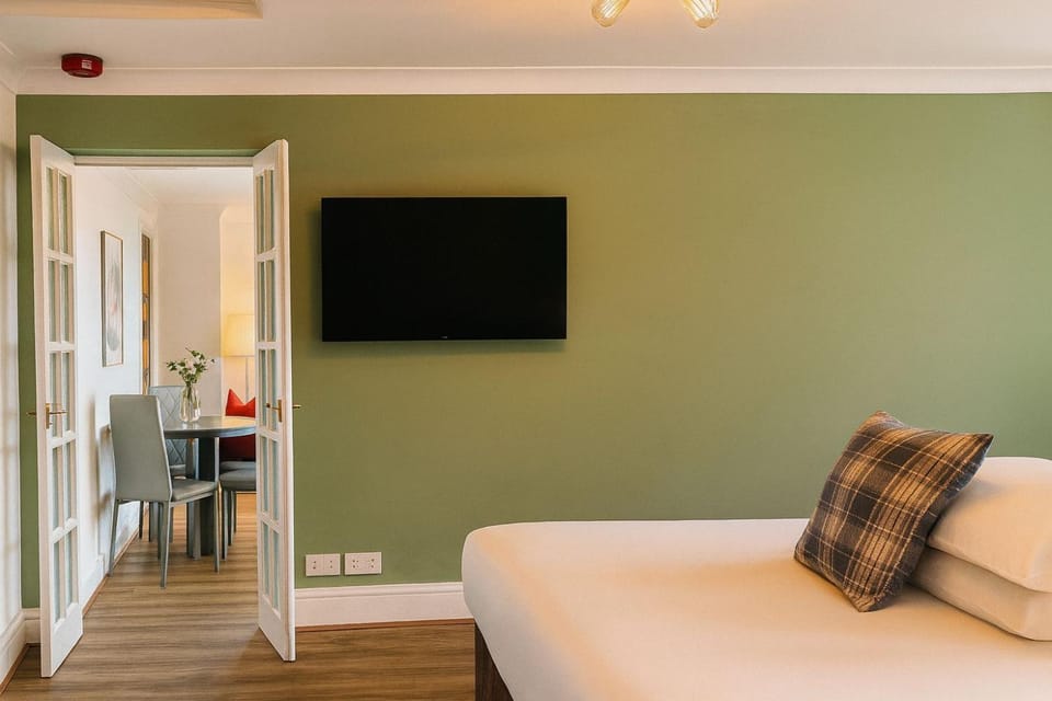 Bed, TV and multimedia, Bedroom