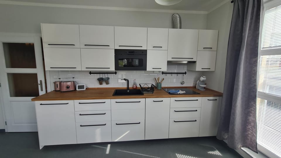 Kitchen or kitchenette, minibar, stove, toaster