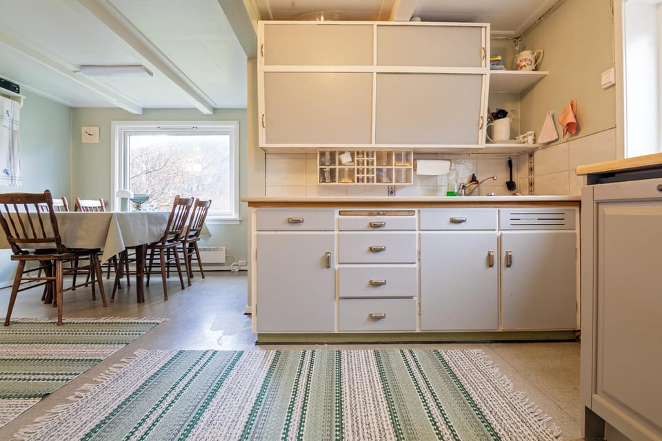 Kitchen or kitchenette, Dining area, dishwasher, oven, stove